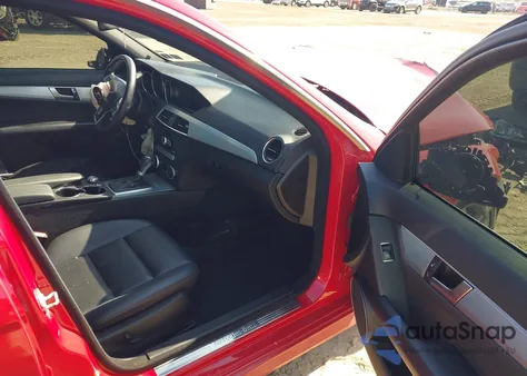 2013 Mercedes-Benz C 300 Luxury 4Matic/Sport 4Matic z USA, uszkodzony, nr VIN WDDGF8AB4DA785799